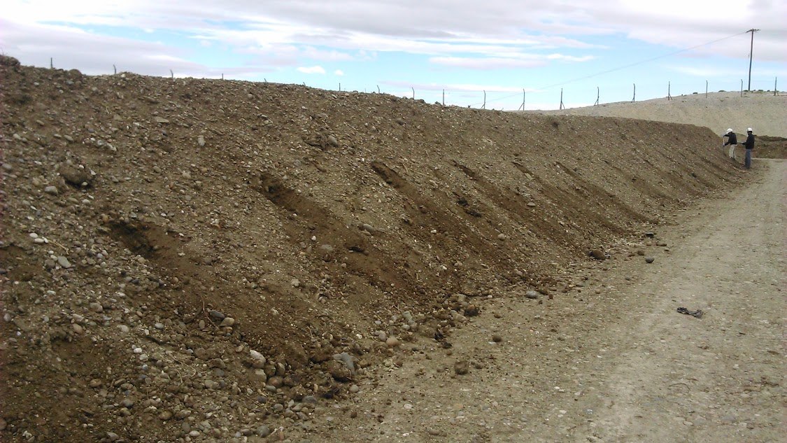 Técnicos inspeccionando y registrando una biopila en campo