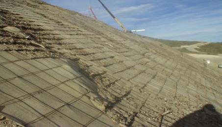 Instalación de geomanta sobre un talud