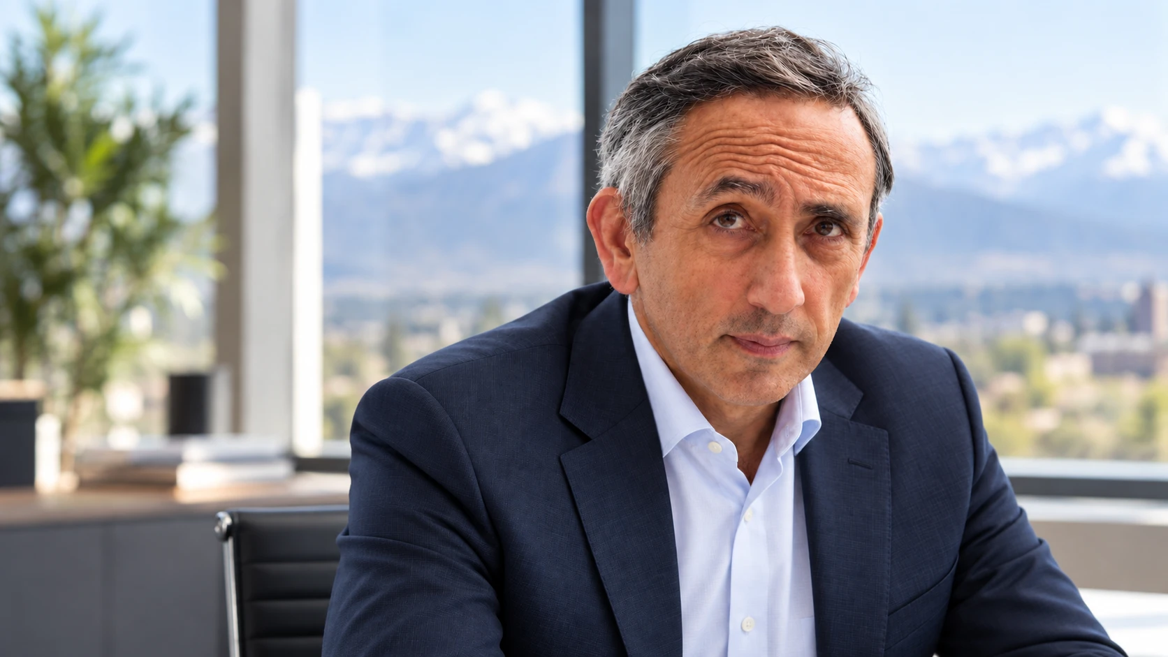Marcos Díaz, presidente de Grupo MENDOSUR y profesor de Economía, en su oficina con vista a la cordillera