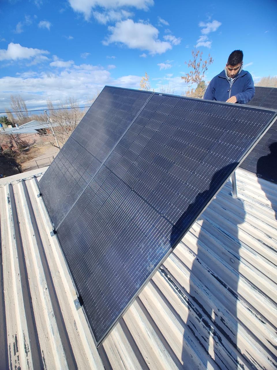 Instalación de paneles solares sobre el techo de una vivienda rural
