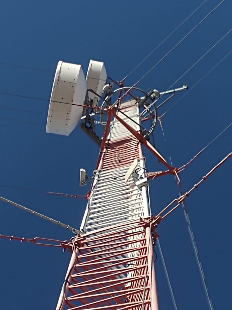 Torre arriostrada con antenas parabólicas de radioenlace