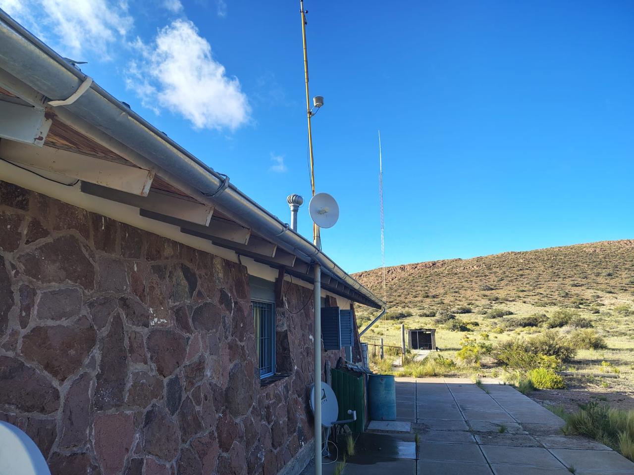 Antena de enlace instalada en un puesto rural de piedra