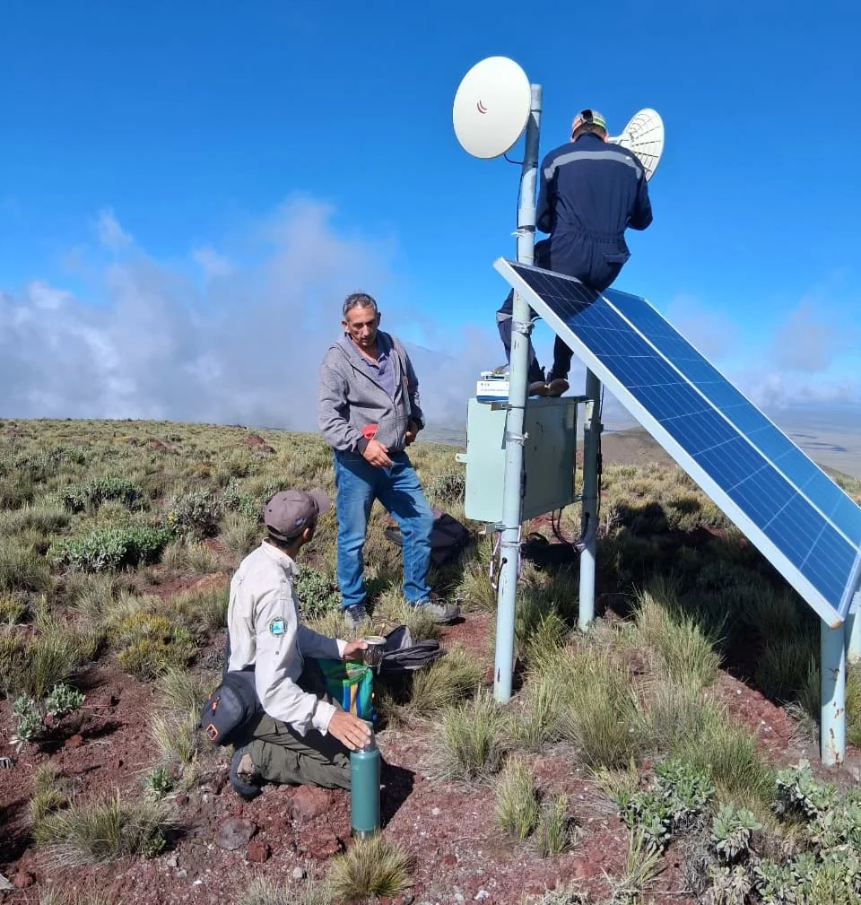 Equipo de MENDOSUR trabajando en una instalaci&oacute;n en altura