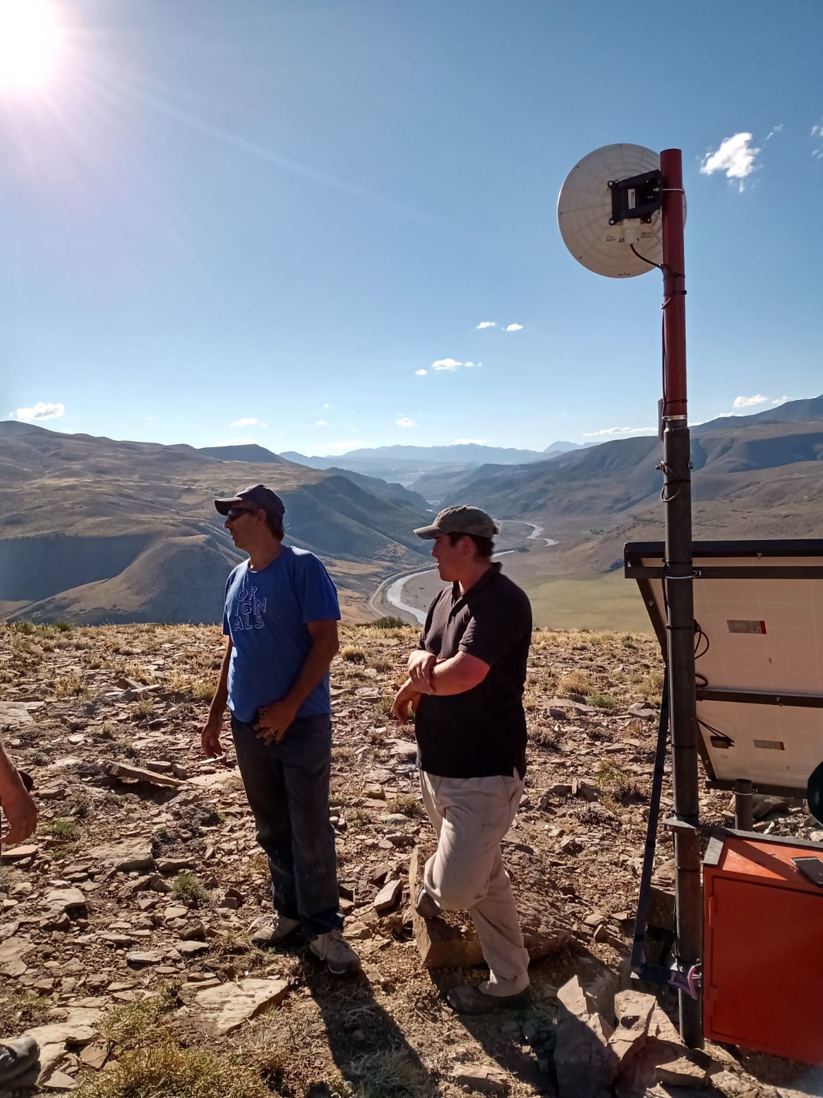 Equipo en punto estratégico con antena