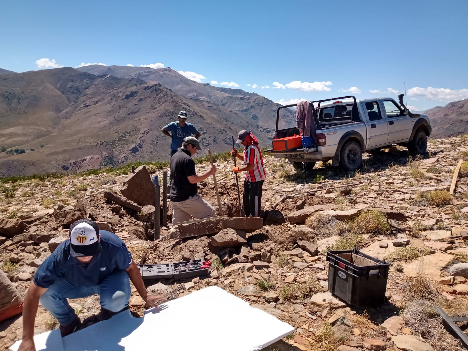 Equipo instalando infraestructura en la montaña