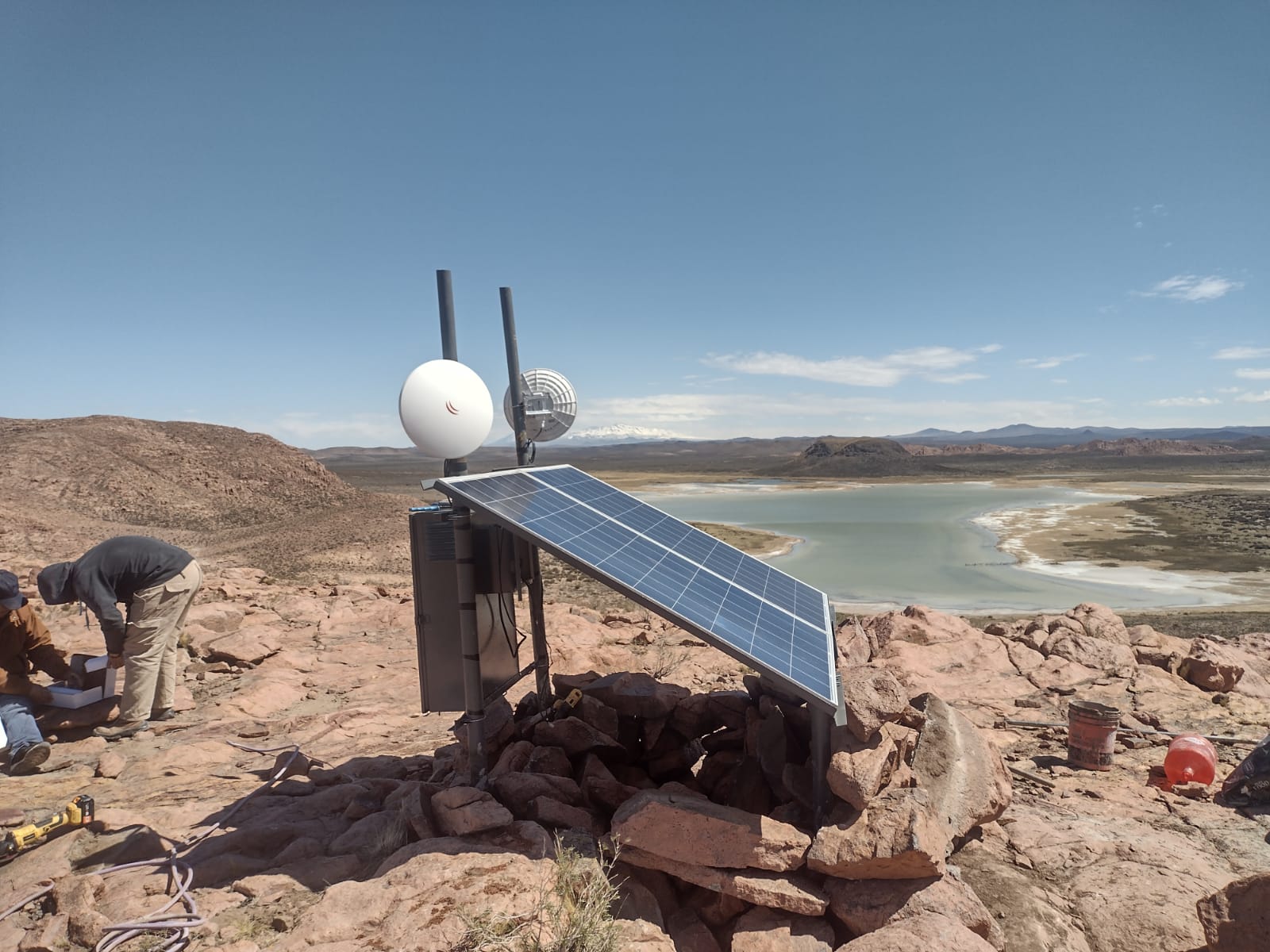 Infraestructura solar junto a laguna cordillerana