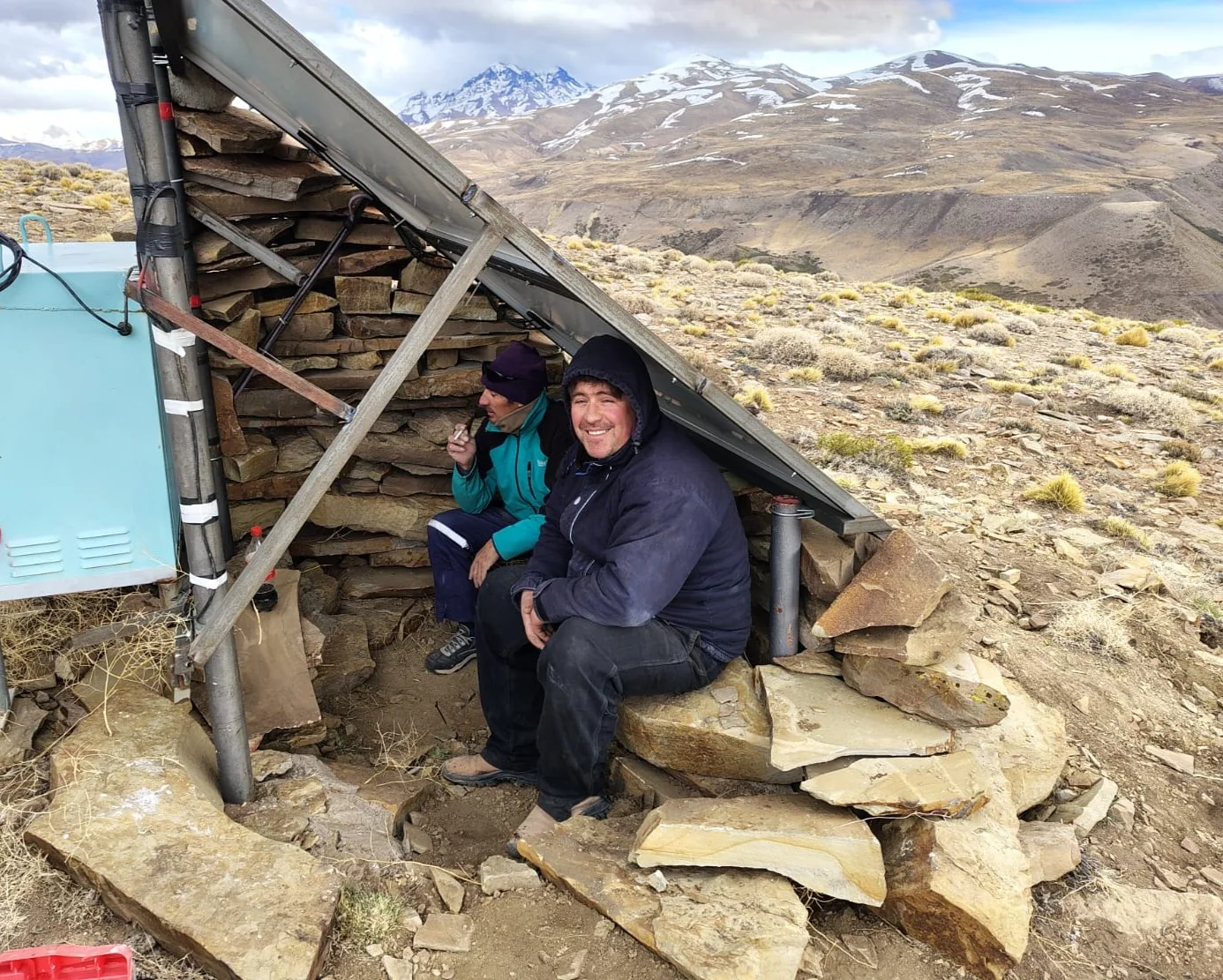 Equipo de MENDOSUR en monta&ntilde;a junto a una instalaci&oacute;n con energ&iacute;a solar